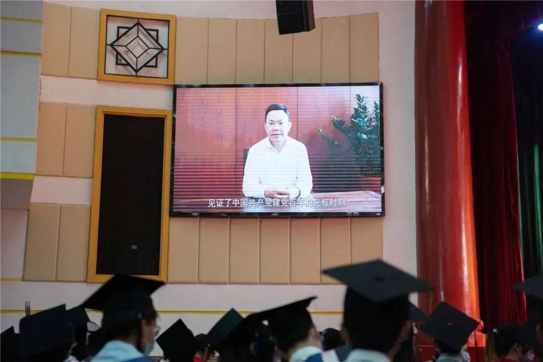 中裝建設(shè)董事長莊重作為廈門大學(xué)校友代表在2022屆畢業(yè)典禮上進行發(fā)言 